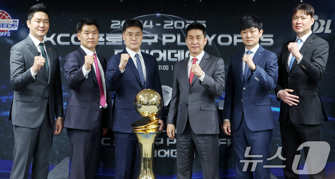 (서울=뉴스1) 민경석 기자 = 10일 오전 서울 강남구 KBL센터에서 열린 '2024-2025 KCC 프로농구 플레이오프 미디어데이'에서 이번 플레이오프에 진출한 팀 감독들이 기 …