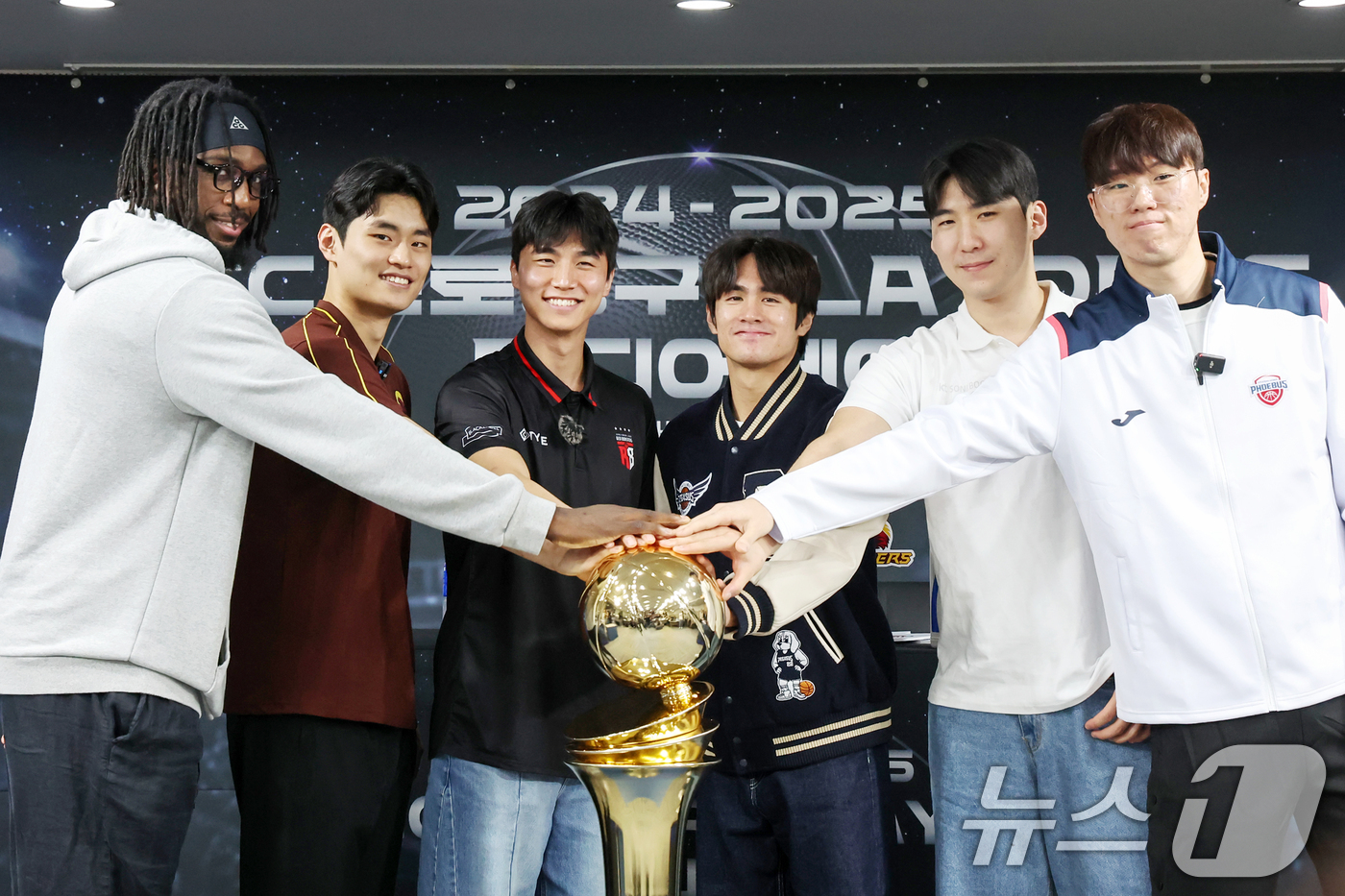 (서울=뉴스1) 민경석 기자 = 10일 오전 서울 강남구 KBL센터에서 열린 '2024-2025 KCC 프로농구 플레이오프 미디어데이'에서 이번 플레이오프에 진출한 팀 선수들이 기 …