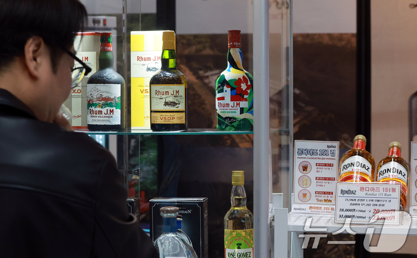 (서울=뉴스1) 김진환 기자 = 10일 서울 강남구 코엑스에서 열린 대한민국 맥주박람회 및 드링크서울에서 참관객들이 다양한 주류제품을 살펴보고 있다.이번 전시는 맥주와 프리미엄 전 …