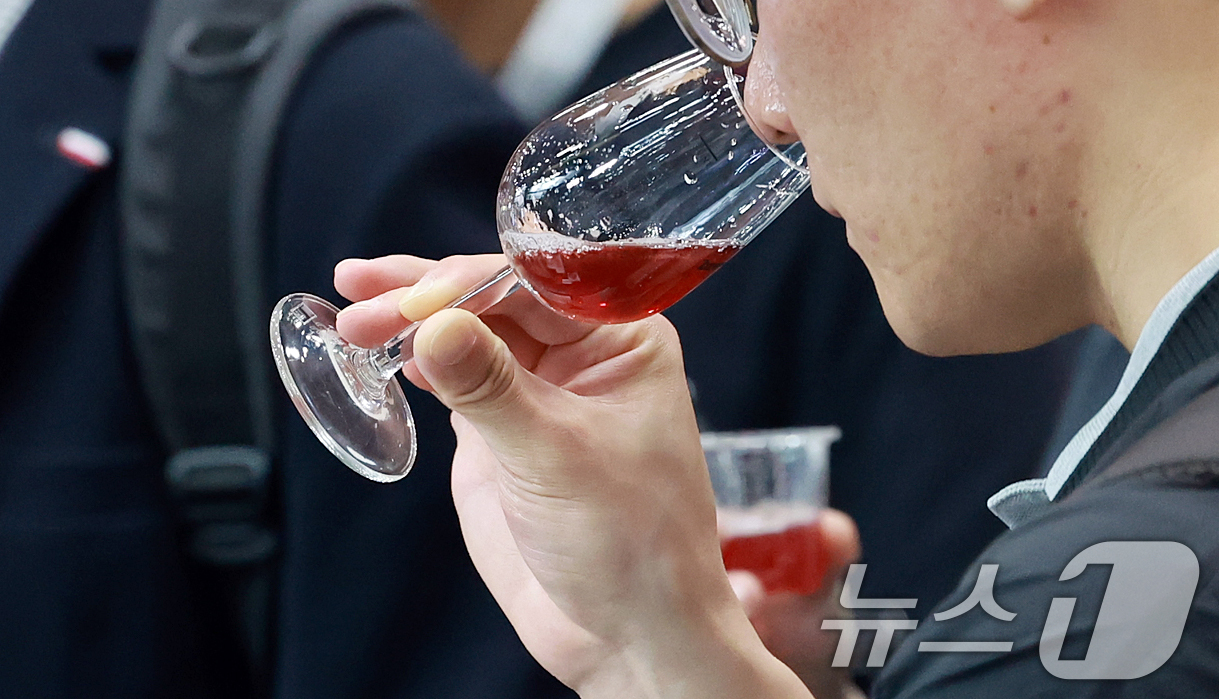 (서울=뉴스1) 김진환 기자 = 10일 서울 강남구 코엑스에서 열린 대한민국 맥주박람회 및 드링크서울에서 참관객이 수제맥주를 시음하고 있다.이번 전시는 맥주와 프리미엄 전통주를 비 …