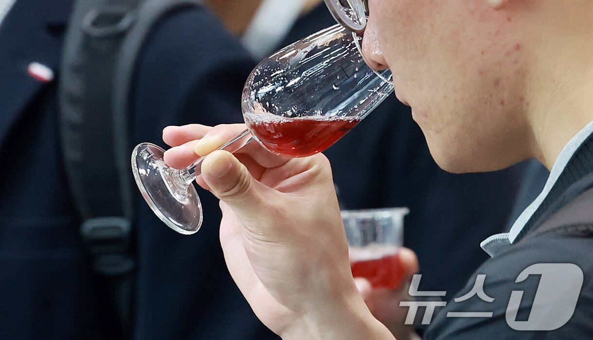 본문 이미지 - 10일 서울 강남구 코엑스에서 열린 대한민국 맥주박람회 및 드링크서울에서 참관객이 수제맥주를 시음하고 있다. 2025.4.10/뉴스1 ⓒ News1 김진환 기자