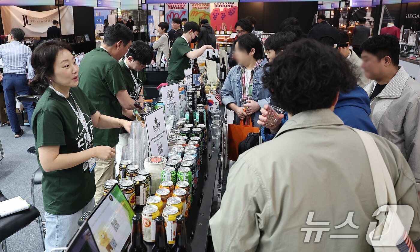 본문 이미지 - 10일 서울 강남구 코엑스에서 열린 대한민국 맥주박람회 및 드링크서울에서 참관객들이 다양한 수제맥주를 살펴보고 있다. 2025.4.10/뉴스1 ⓒ News1 김진환 기자
