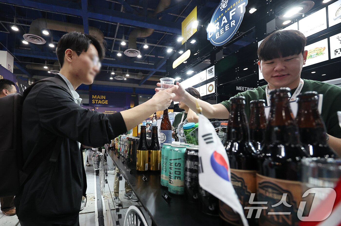 본문 이미지 - 10일 서울 강남구 코엑스에서 열린 대한민국 맥주박람회 및 드링크서울에서 참관객들이 다양한 수제맥주를 시음하고 있다. 2025.4.10/뉴스1 ⓒ News1 김진환 기자