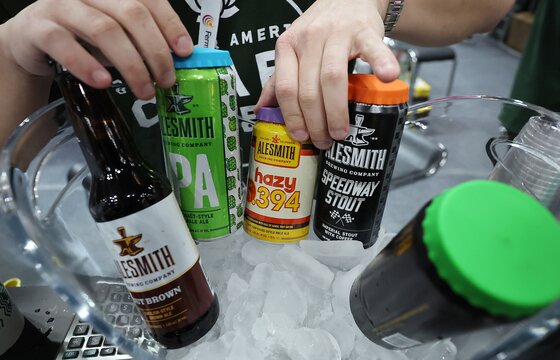 본문 이미지 - 지난해 4월 서울 강남구 코엑스에서 열린 대한민국 맥주박람회 및 드링크서울에서 한 관계자가 수제맥주를 정리하고 있다. 2025.4.10/뉴스1 ⓒ News1 김진환 기자