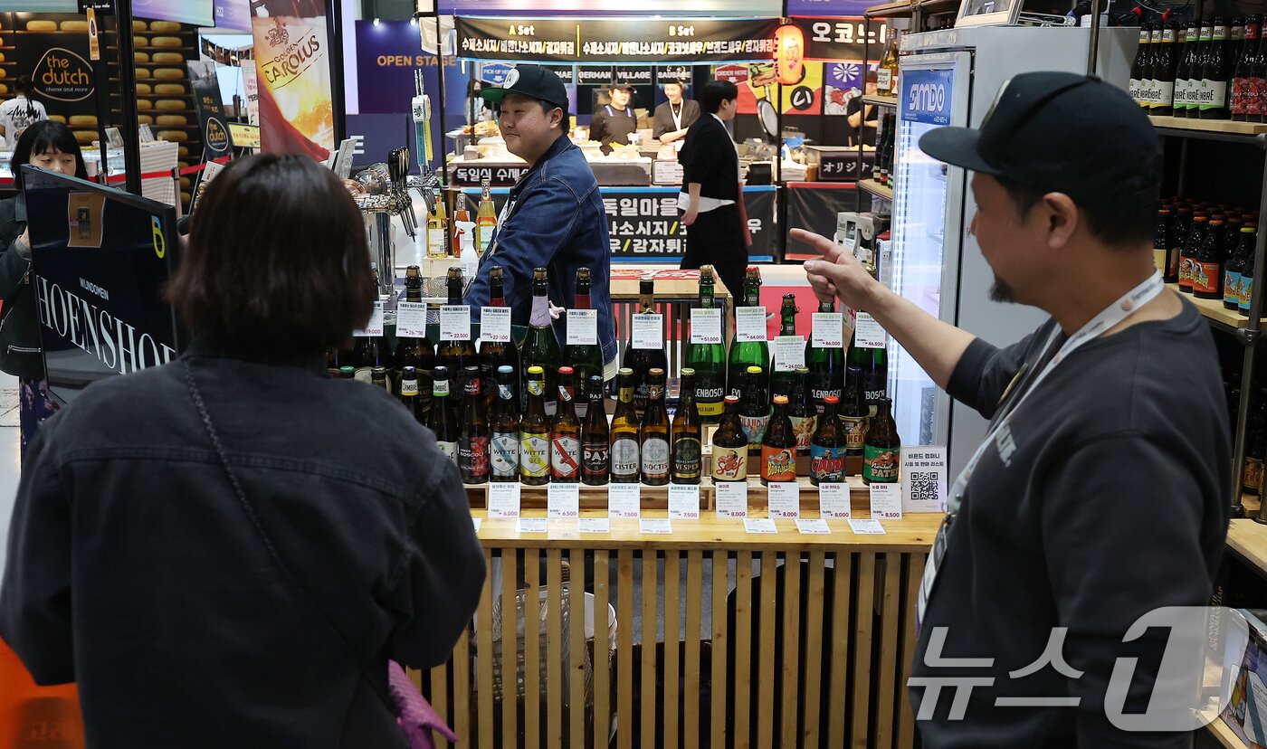 본문 이미지 - 10일 서울 강남구 코엑스에서 열린 대한민국 맥주박람회 및 드링크서울에서 참관객들이 다양한 수제맥주를 시음하고 있다. 2025.4.10/뉴스1 ⓒ News1 김진환 기자
