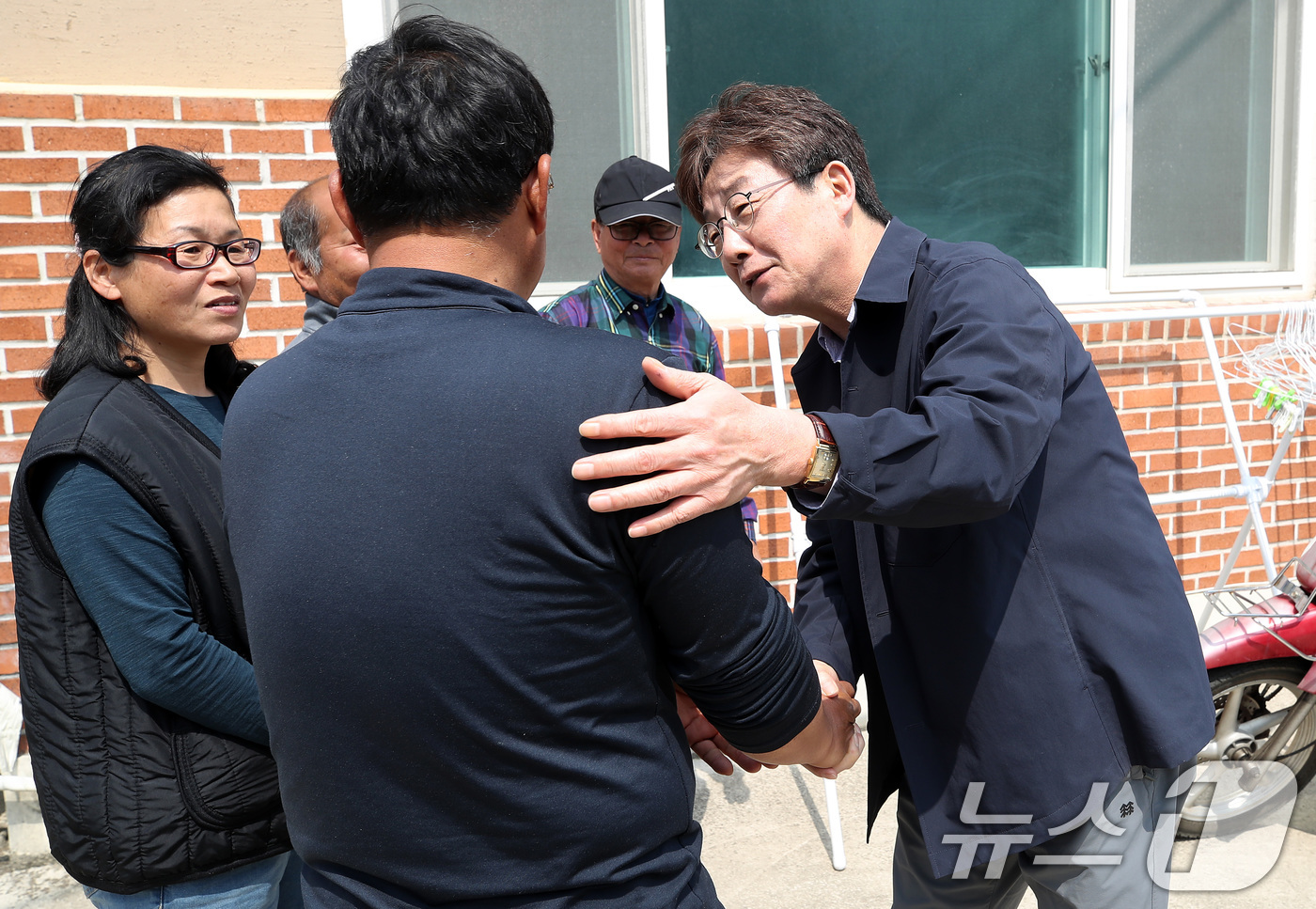 (대구=뉴스1) 공정식 기자 = 유승민 전 국민의힘 의원이 10일 오전 경북 안동시 일직면 원리를 찾아 산불 피해 이재민들의 어려움을 듣고 주민들을 위로하고 있다. 2025.4.1 …
