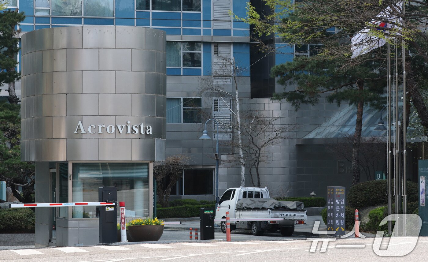 본문 이미지 - 윤석열 전 대통령이 이르면 11일 한남동 관저를 떠나 서초동 사저로 옮길 것으로 보인다. 10일 대통령실 관계자에 따르면 윤 전 대통령이 이번주는 넘기지 않고 관저에서 퇴거할 예정이며 퇴거일이 결정되면 하루 전이나 당일 오전 공지하는 방안을 논의 중이라고 밝혔다. 사진은 이날 윤 전 대통령 사저인 서초구 아크로비스타 모습. 2025.4.10/뉴스1 ⓒ News1 박세연 기자