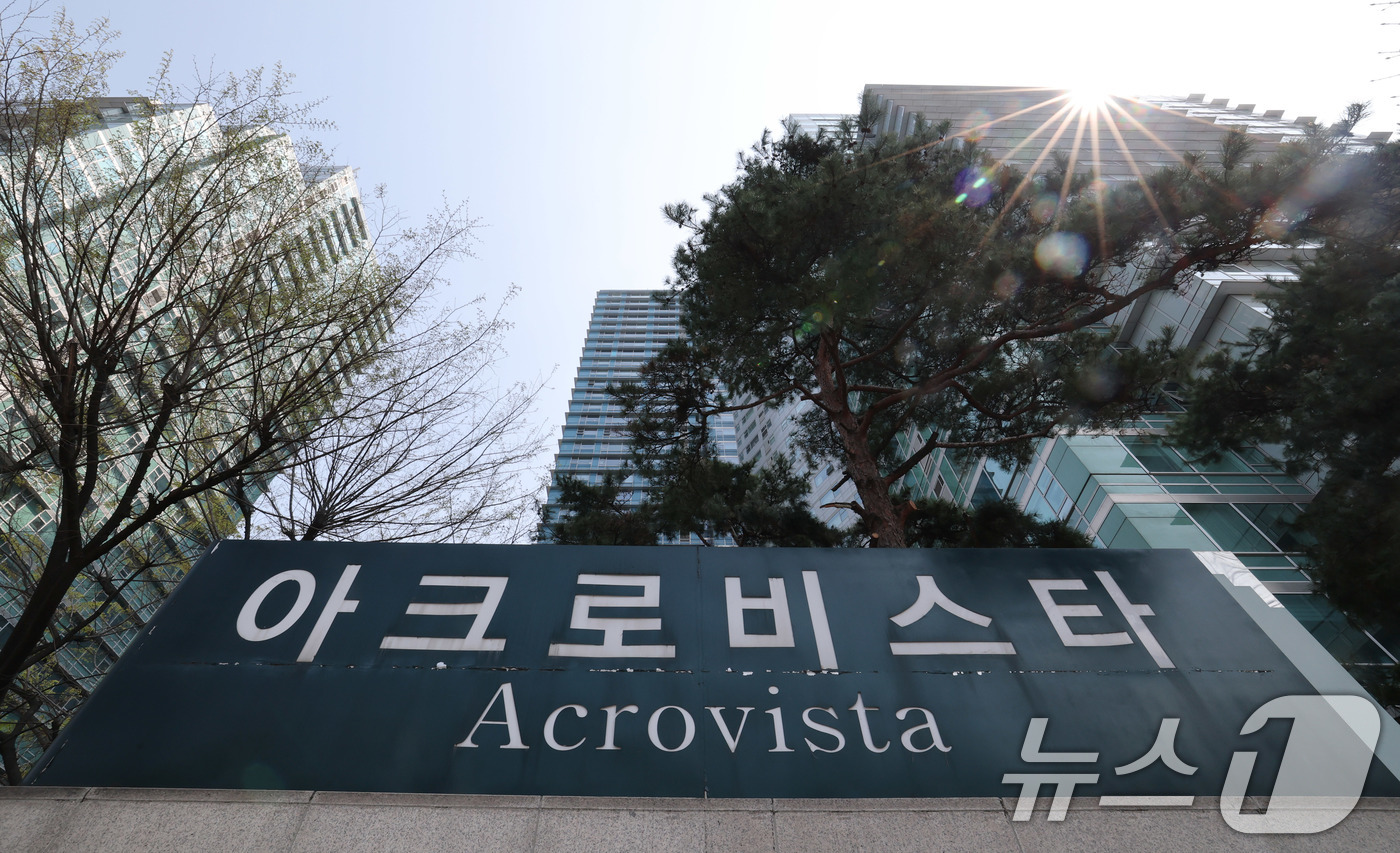 (서울=뉴스1) 박세연 기자 = 윤석열 전 대통령이 이르면 11일 한남동 관저를 떠나 서초동 사저로 옮길 것으로 보인다.10일 대통령실 관계자에 따르면 윤 전 대통령이 이번주는 넘 …
