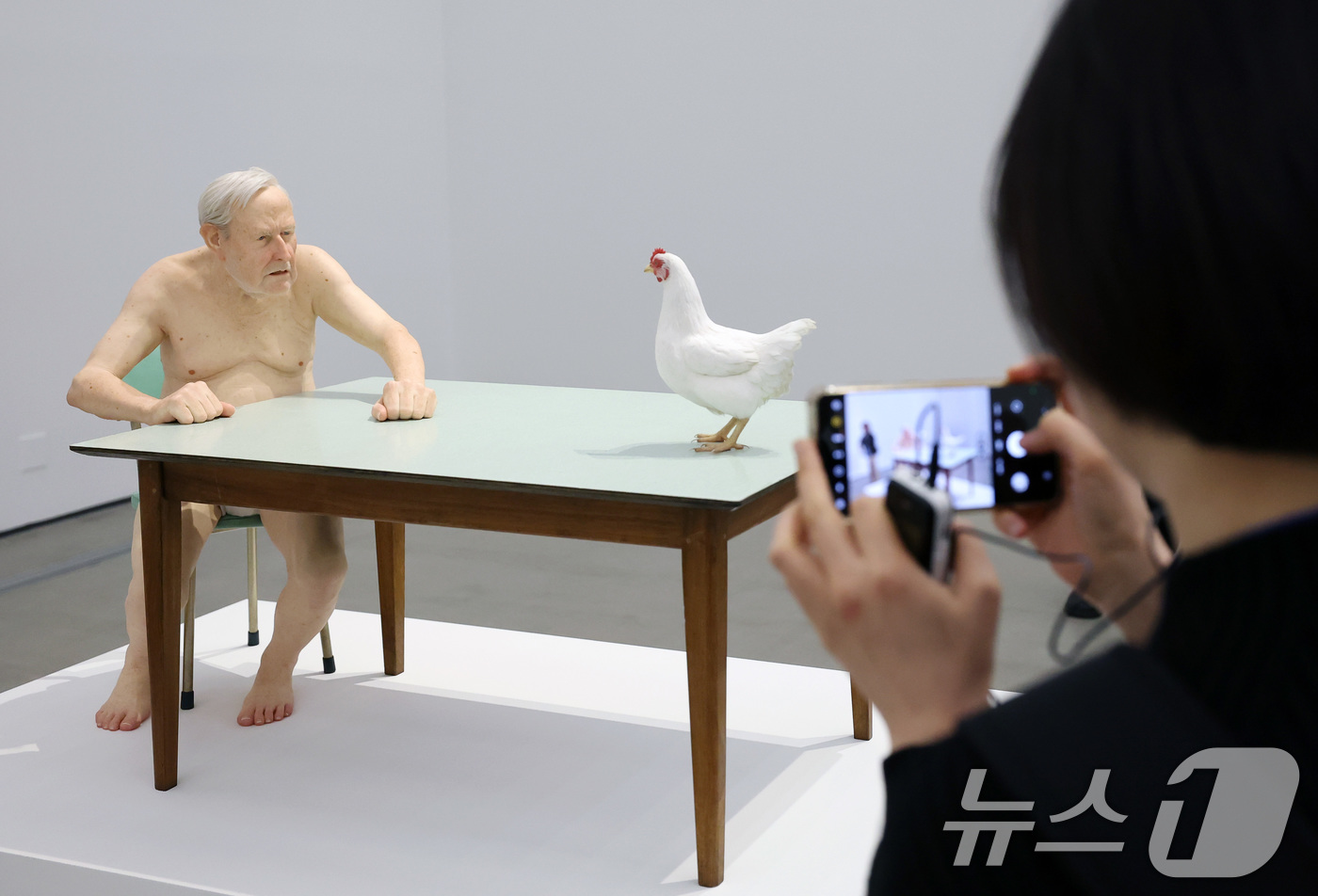 (서울=뉴스1) 임세영 기자 = 10일 서울 종로구 삼청로 국립현대미술관 서울에서 열린 현대 조각의 세계적 거장 '론 뮤익' 개인전 언론공개회에 작품들이 전시되어 있다.국립현대미술 …