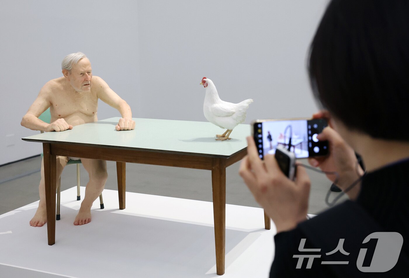 본문 이미지 - 10일 서울 종로구 삼청로 국립현대미술관 서울에서 열린 현대 조각의 세계적 거장 &#39;론 뮤익&#39; 개인전 언론공개회에 &#39;치킨 / 맨&#39;&#40;2019&#41;이 전시되어 있다.  2025.4.10/뉴스1 ⓒ News1 임세영 기자