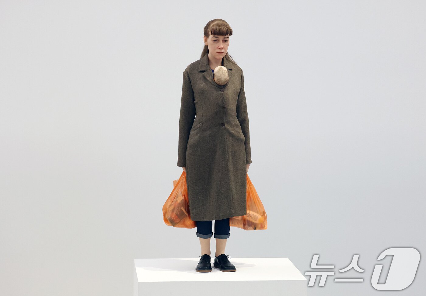 본문 이미지 - 10일 서울 종로구 삼청로 국립현대미술관 서울에서 열린 현대 조각의 세계적 거장 &#39;론 뮤익&#39; 개인전 언론공개회에 작품들이 전시되어 있다.  2025.4.10/뉴스1 ⓒ News1 임세영 기자