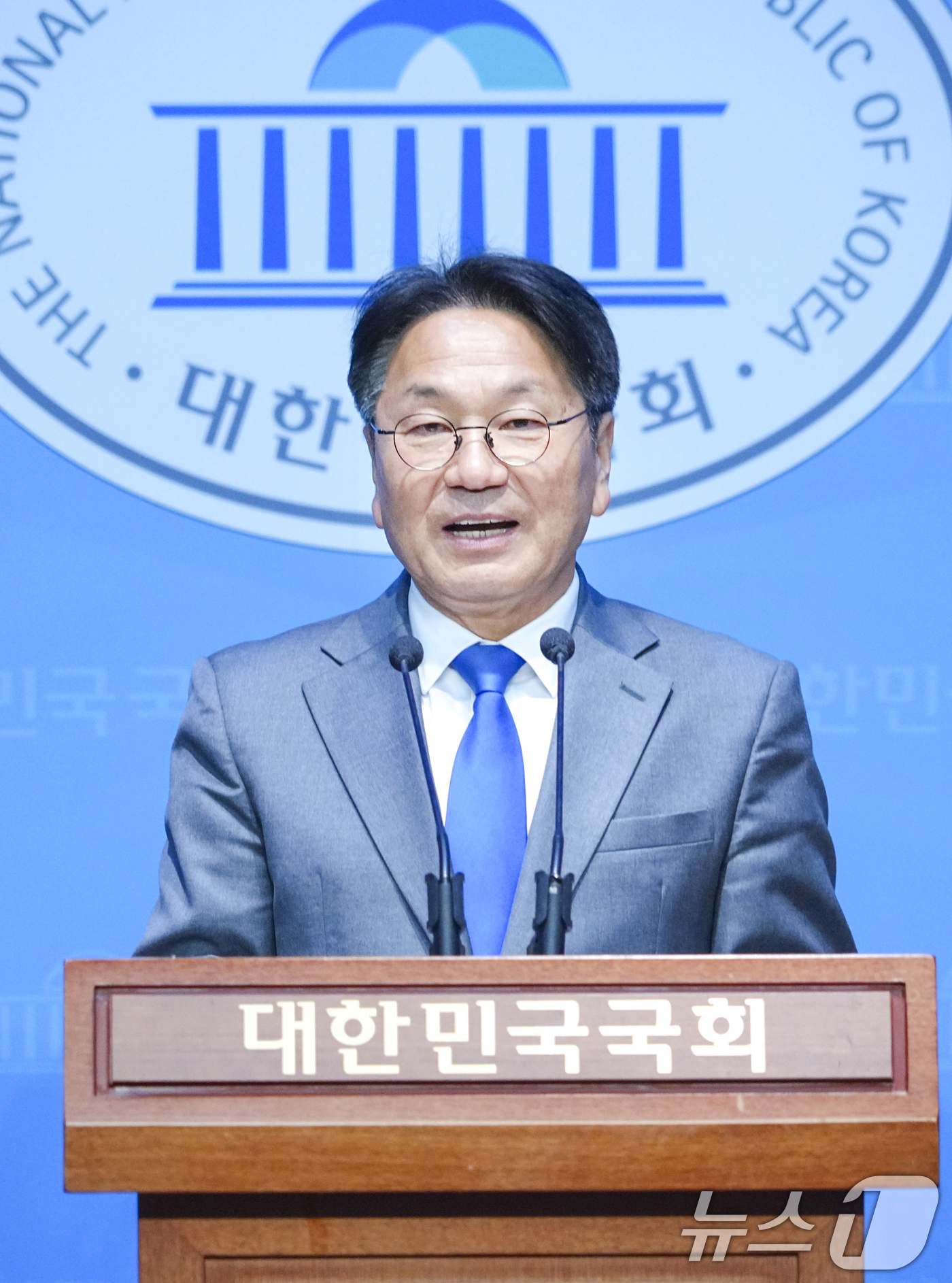 (광주=뉴스1) 박준배 기자 = 강기정 광주시장이 10일 오전 서울 국회 소통관에서 조인철·안도걸·전진숙 국회의원과 함께 AI관련 예산확보 기자회견을 하고 있다.(광주시 제공. 재 …
