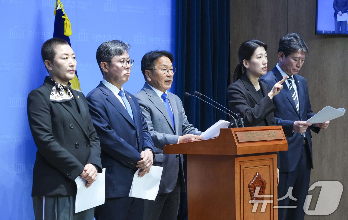 (광주=뉴스1) 박준배 기자 = 강기정 광주시장이 10일 오전 서울 국회 소통관에서 조인철·안도걸·전진숙 국회의원과 함께 AI관련 예산확보 기자회견을 하고 있다.(광주시 제공. 재 …