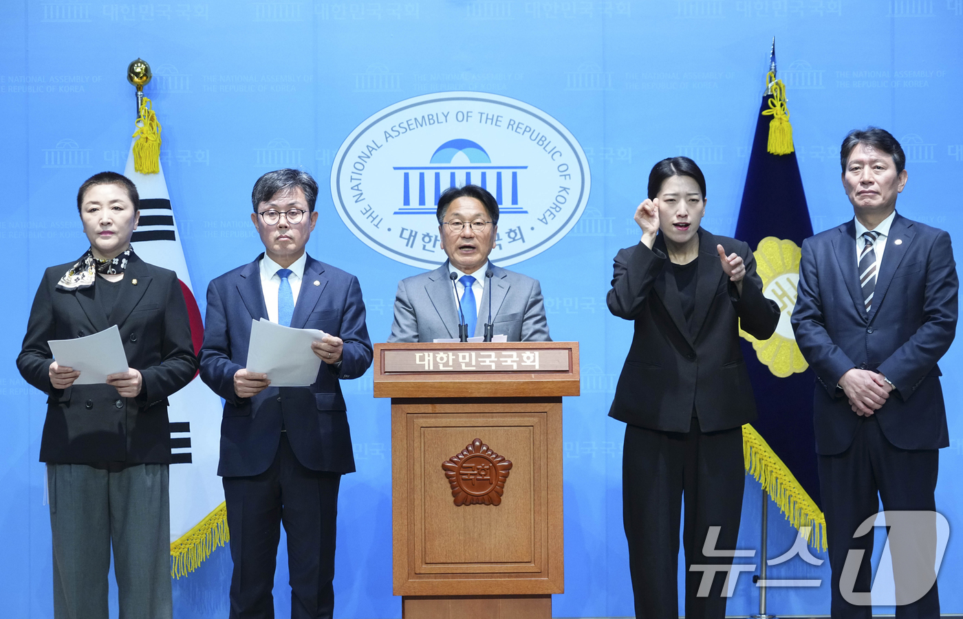 (광주=뉴스1) 박준배 기자 = 강기정 광주시장이 10일 오전 서울 국회 소통관에서 조인철·안도걸·전진숙 국회의원과 함께 AI관련 예산확보 기자회견을 하고 있다.(광주시 제공. 재 …