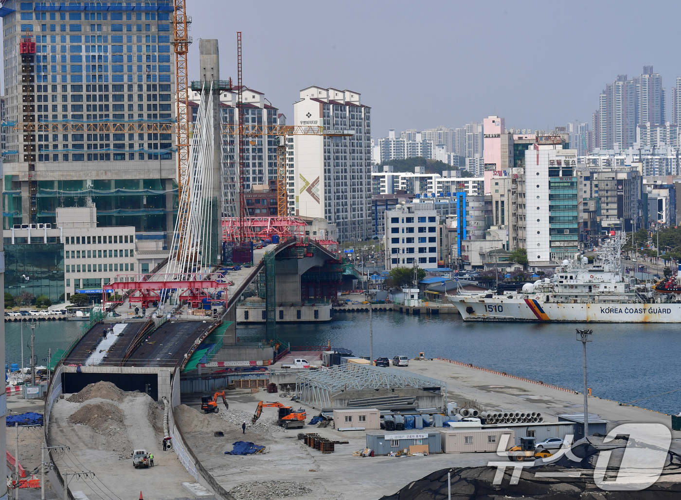 (포항=뉴스1) 최창호 기자 = 10일 오후 경북 포항시 남구 송도동과 북구 항구동을 잇는 길이 395m의 4차로 해상교량인 동빈대교(가칭)가 72% 공정률을 나타내며 순조롭게 진 …