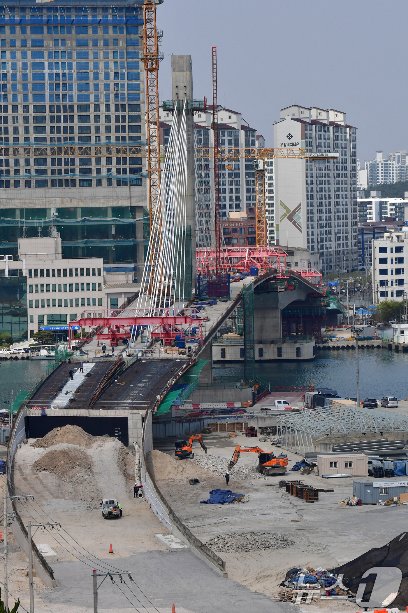 (포항=뉴스1) 최창호 기자 = 10일 오후 경북 포항시 남구 송도동과 북구 항구동을 잇는 길이 395m의 4차로 해상교량인 동빈대교(가칭)가 72% 공정률을 나타내며 순조롭게 진 …