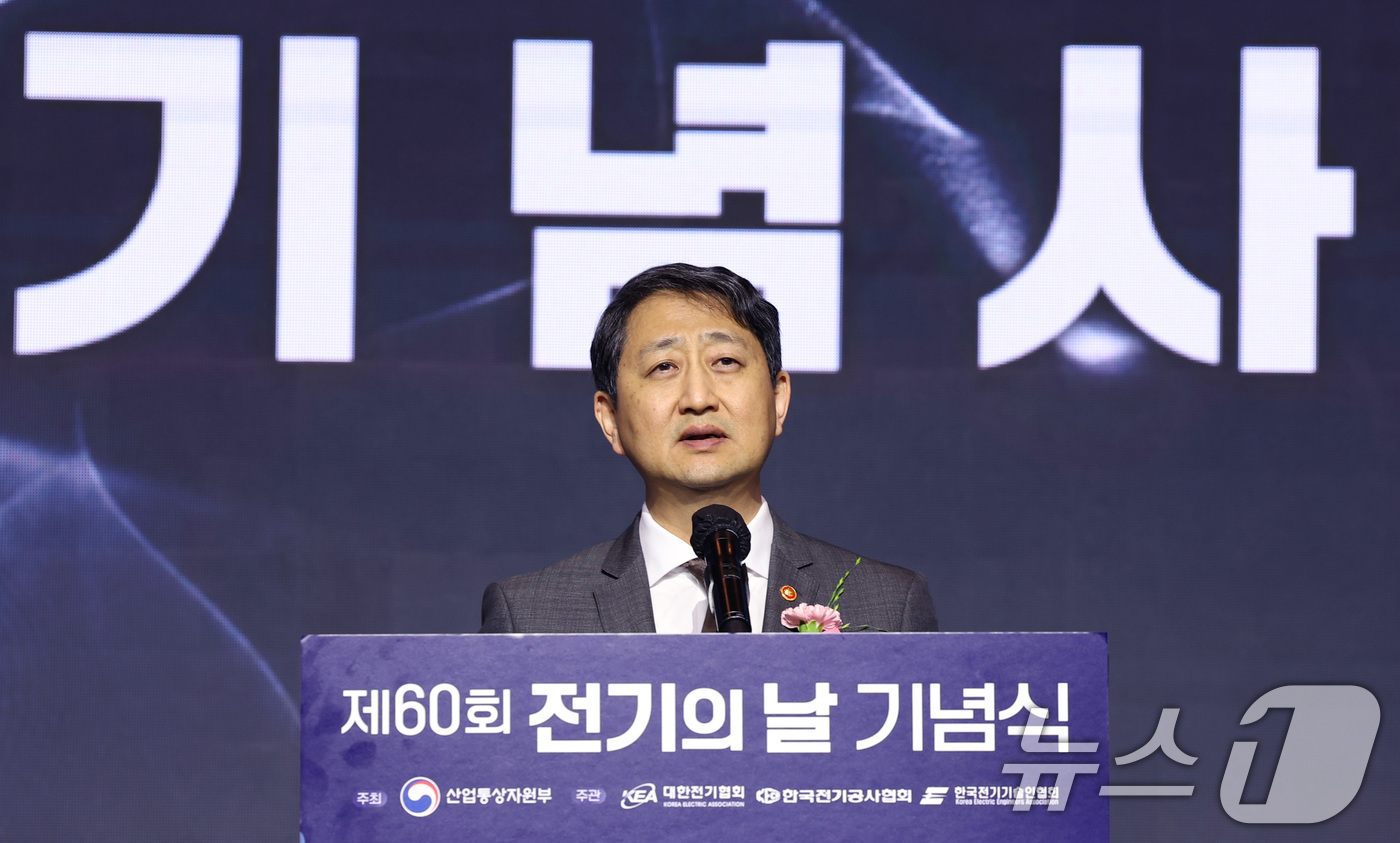 (서울=뉴스1) = 안덕근 산업통상자원부 장관이 10일 서울 중구 신라호텔에서 열린 '제60회 전기의 날 기념식'에서 기념사를 하고 있다. (산업통상자원부 제공. 재판매 및 DB …