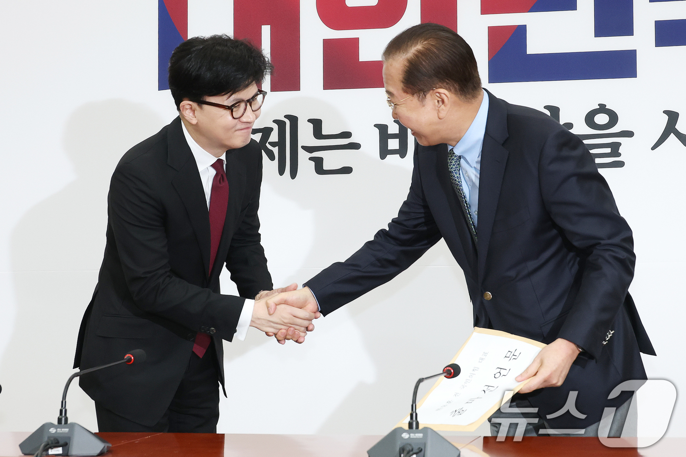 (서울=뉴스1) 이광호 기자 = 한동훈 국민의힘 전 대표가 10일 오후 서울 여의도 국회를 찾아 권영세 비상대책위원장과 인사나누고 있다. 2025.4.10/뉴스1