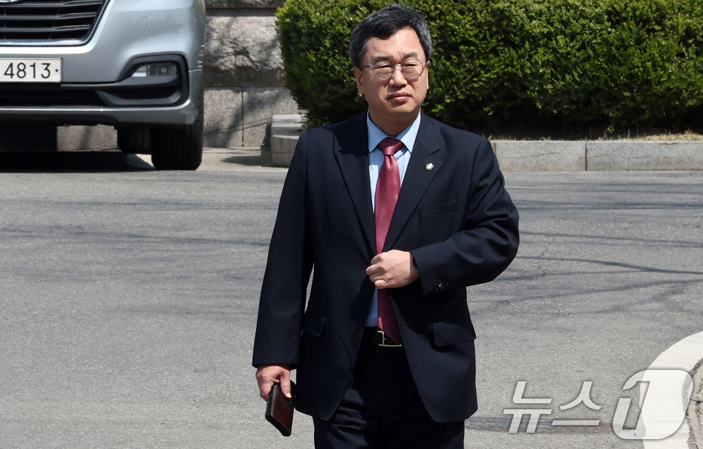 (서울=뉴스1) 오대일 기자 = 10일 오후 서울 종로구 헌법재판소에서 열린 박성재 법무부 장관 탄핵심판 선고기일에 박성재 장관 법률대리인인 김재훈 변호사가 출석하고 있다. (공동 …