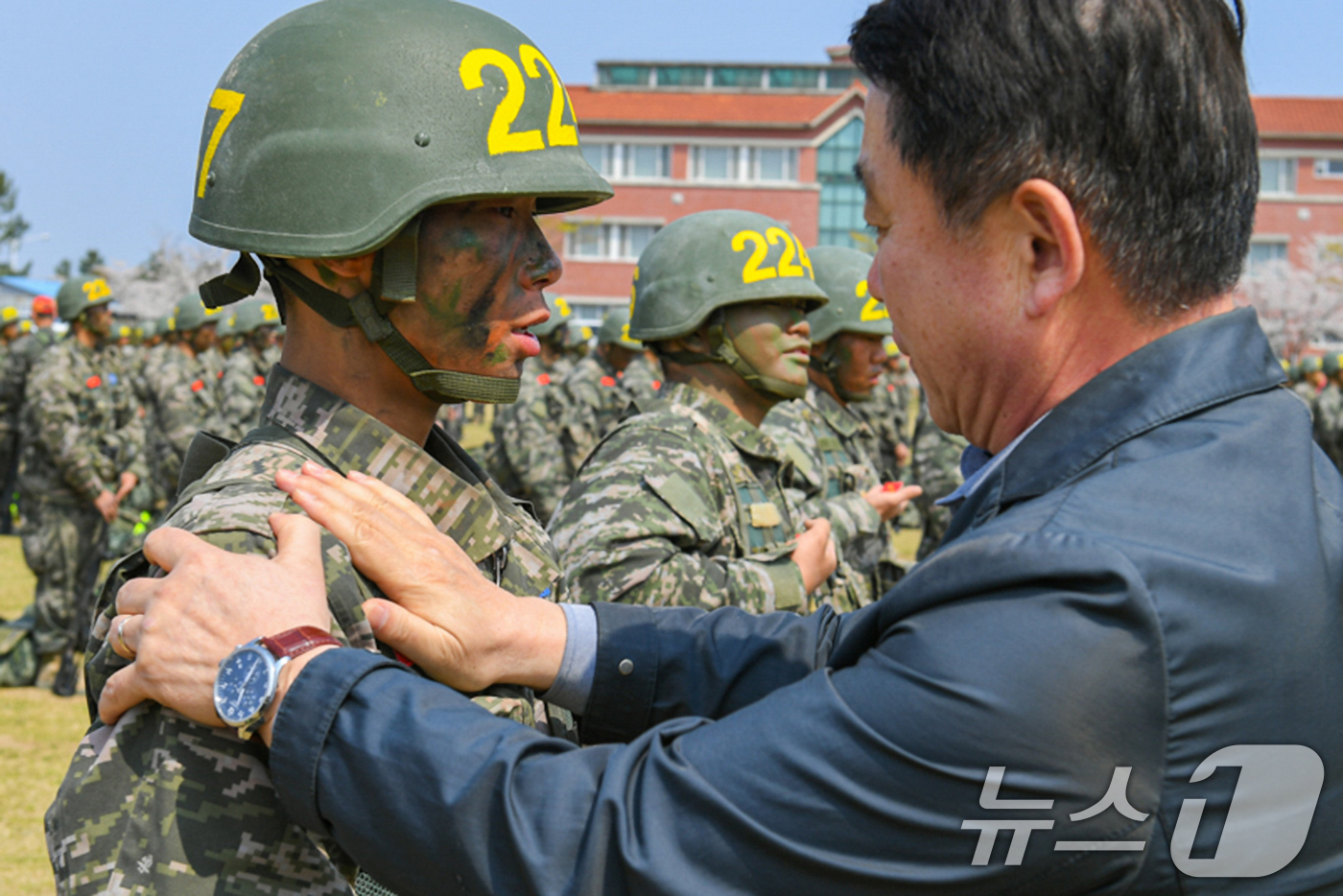 (포항=뉴스1) 최창호 기자 = 최근 경북 포항시 오천읍 해병대교육훈련단에서 열린 빨간명찰 수여식에서 군특성화고등학교 선생님이 제자들에게 직접 빨간명찰을 달아주고 있다.10일 해병 …