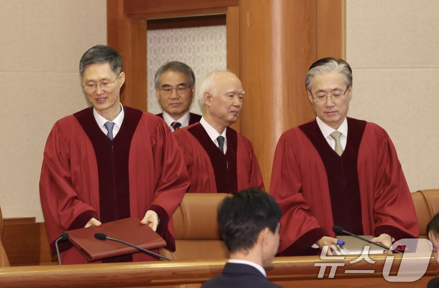 본문 이미지 - 10일 오후 서울 종로구 재동 헌법재판소에서 열린 박성재 법무부장관 탄핵 심판 선고를 하기 위해 재판관들이 입정하고 있다. &#40;공동취재&#41; 2025.4.10/뉴스1 ⓒ News1 오대일 기자
