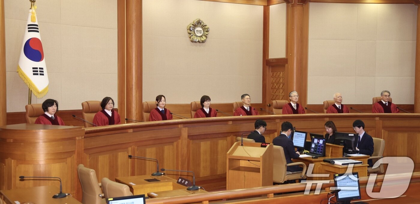본문 이미지 - 10일 오후 서울 종로구 재동 헌법재판소에서 열린 박성재 법무부장관 탄핵 심판 선고를 하기 위해 재판관들이 착석하고 있다. &#40;공동취재&#41; 2025.4.10/뉴스1 ⓒ News1 오대일 기자