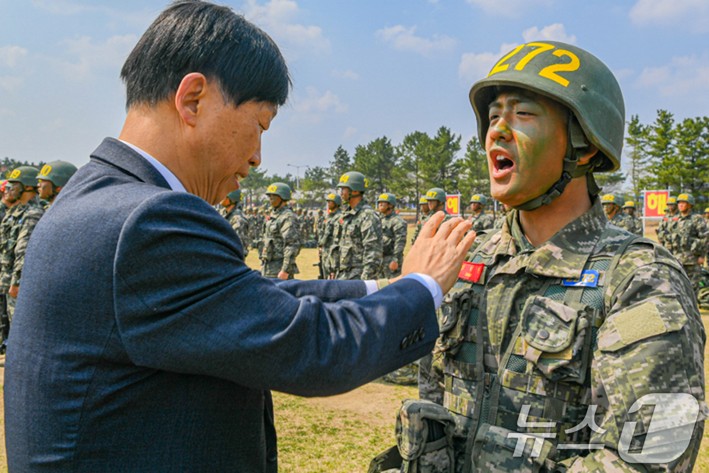 (포항=뉴스1) 최창호 기자 = 최근 경북 포항시 오천읍 해병대교육훈련단에서 열린 빨간명찰 수여식에서 군특성화고등학교 선생님이 제자들에게 직접 빨간명찰을 달아주고 있다.10일 해병 …