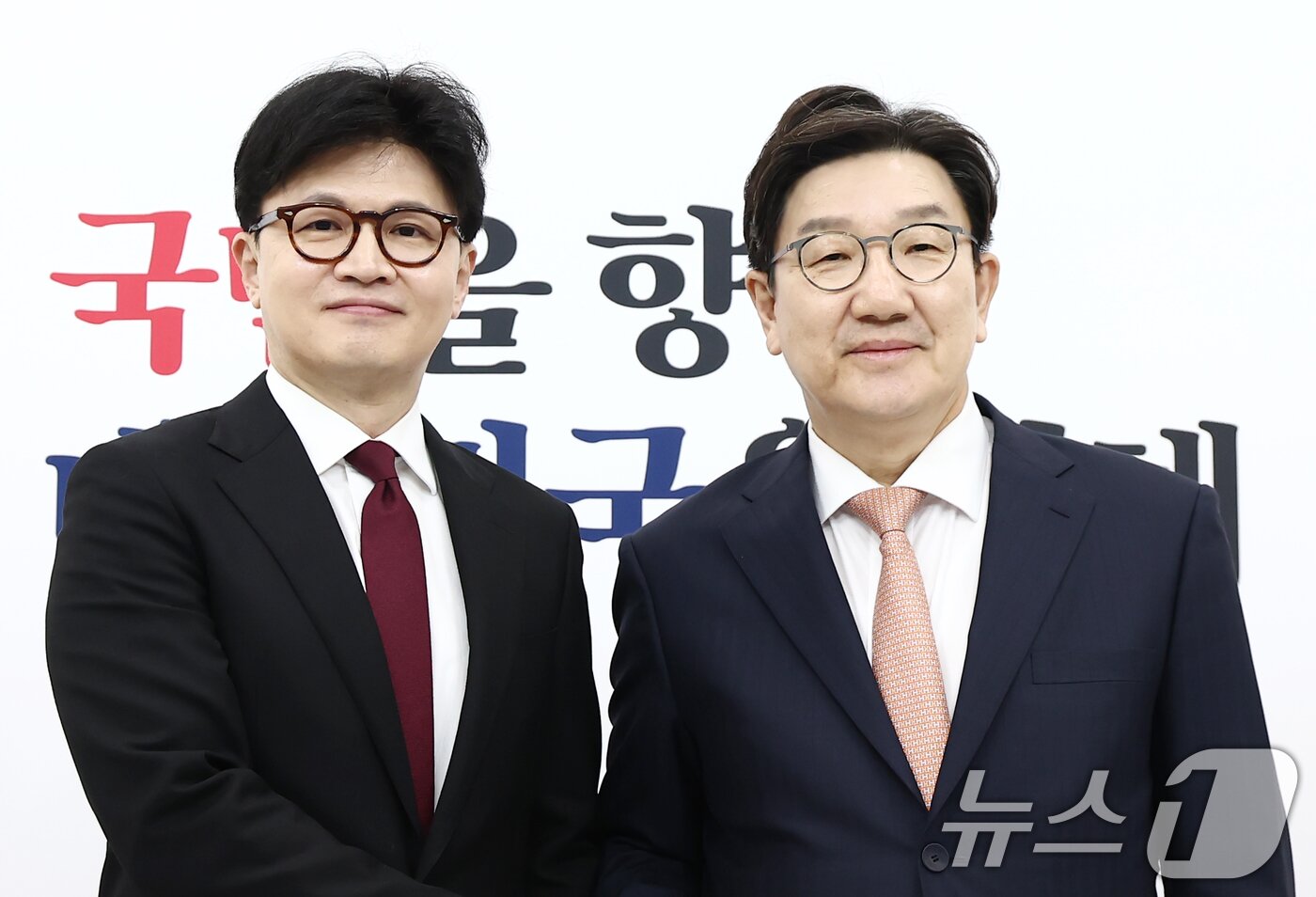 본문 이미지 - 한동훈 국민의힘 전 대표가 10일 오후 서울 여의도 국회에서 권성동 원내대표와 면담에 앞서 기념촬영을 하고 있다. 2025.4.10/뉴스1 ⓒ News1 김민지 기자