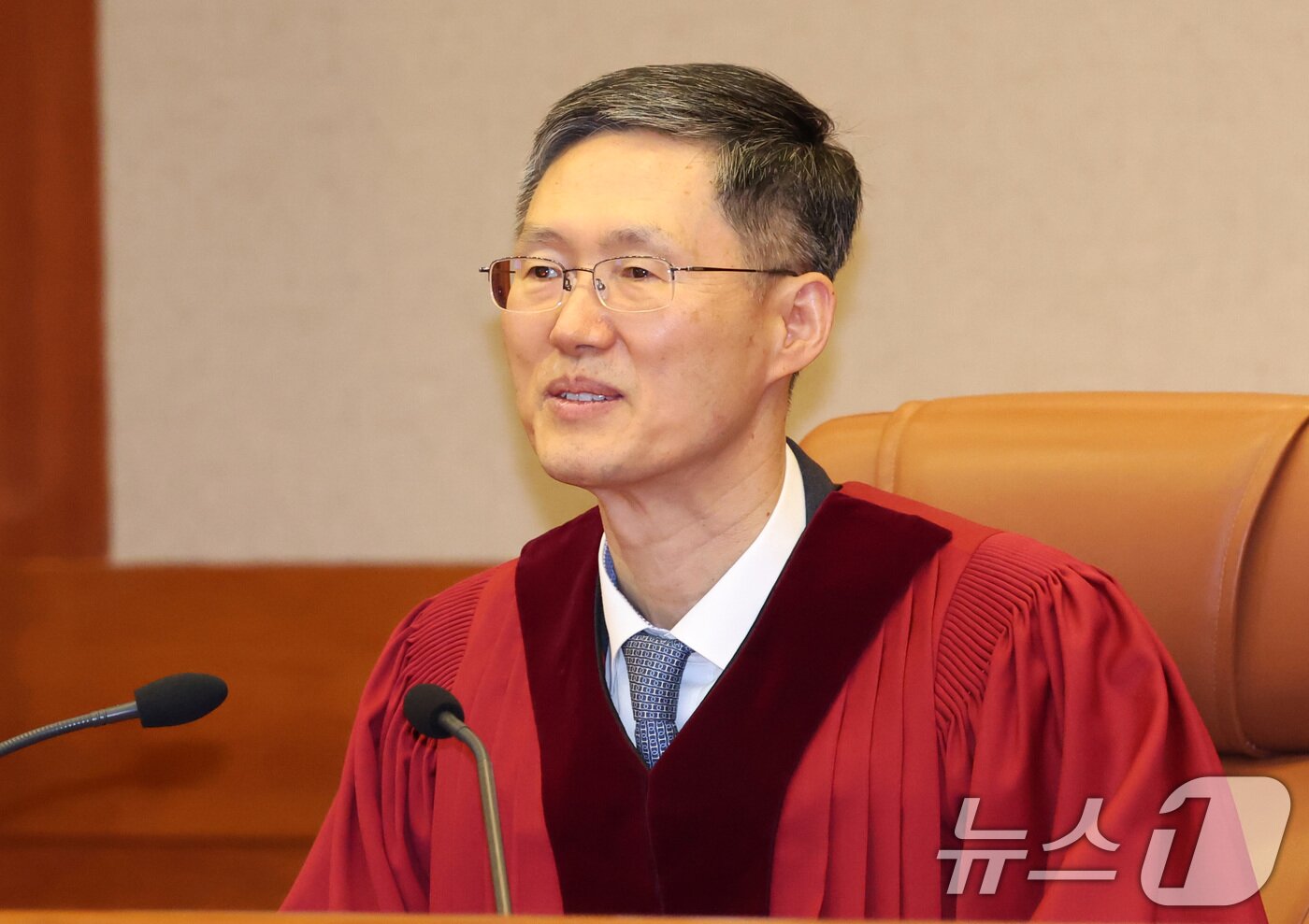 본문 이미지 - 문형배 헌법재판소장 권한대행이 10일 오후 서울 종로구 헌법재판소 대심판정에서 열린 4월 심판사건 선고에 참석하고 있다. &#40;공동취재&#41; 2025.4.10/뉴스1 ⓒ News1 오대일 기자