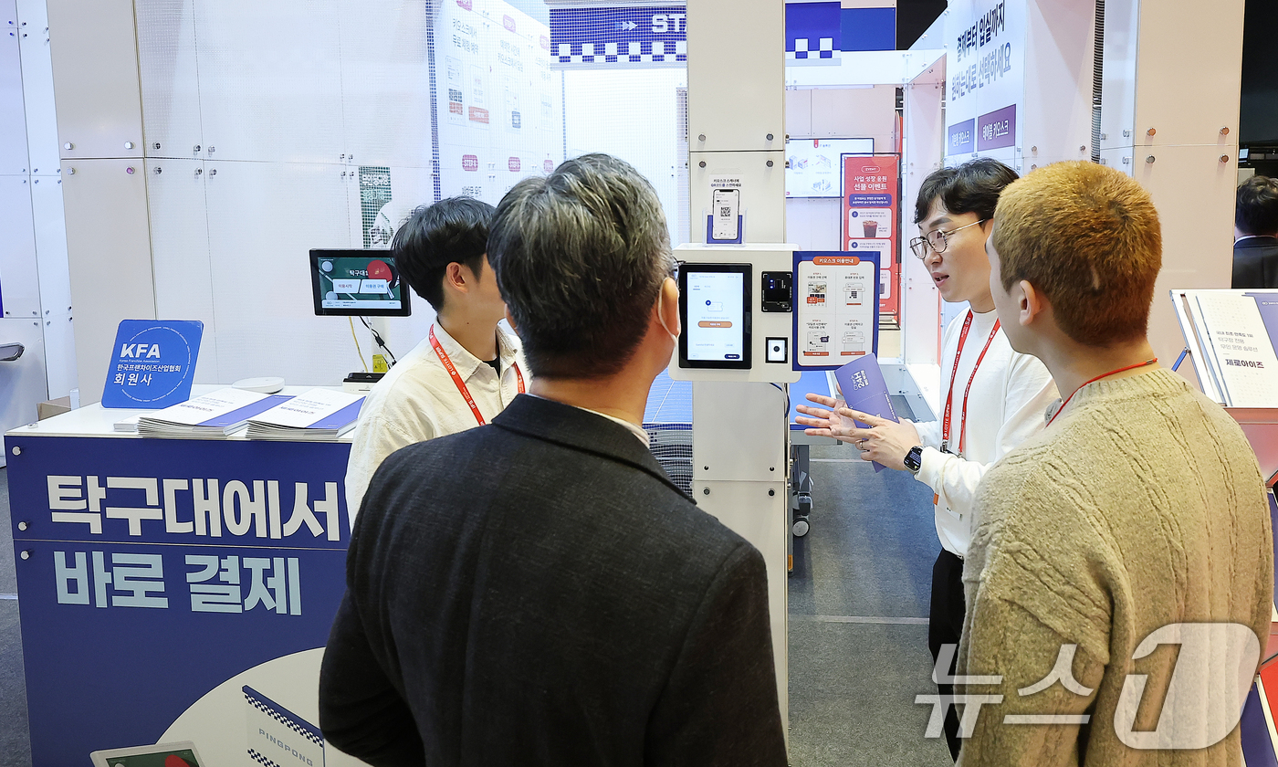 (서울=뉴스1) 김진환 기자 = 10일 서울 강남구 코엑스에서 열린 '2025 IFS 프랜차이즈 창업·산업 박람회'에서 참관객들이 무인탁구대 부스를 둘러보며 창업 트렌드 및 정보를 …