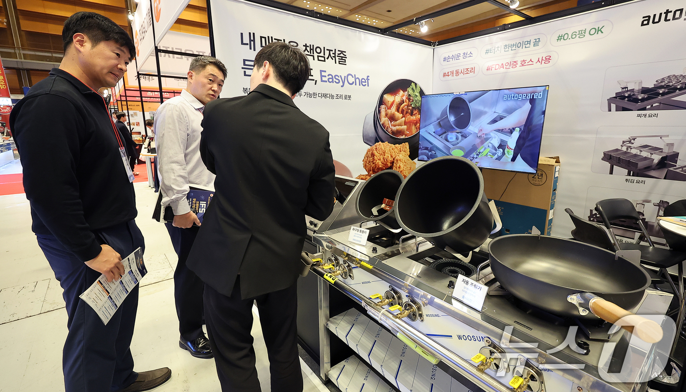 (서울=뉴스1) 김진환 기자 = 10일 서울 강남구 코엑스에서 열린 '2025 IFS 프랜차이즈 창업·산업 박람회'에서 참관객들이 조리 로봇 및 자동 조리기구 업체 부스를 둘러보며 …