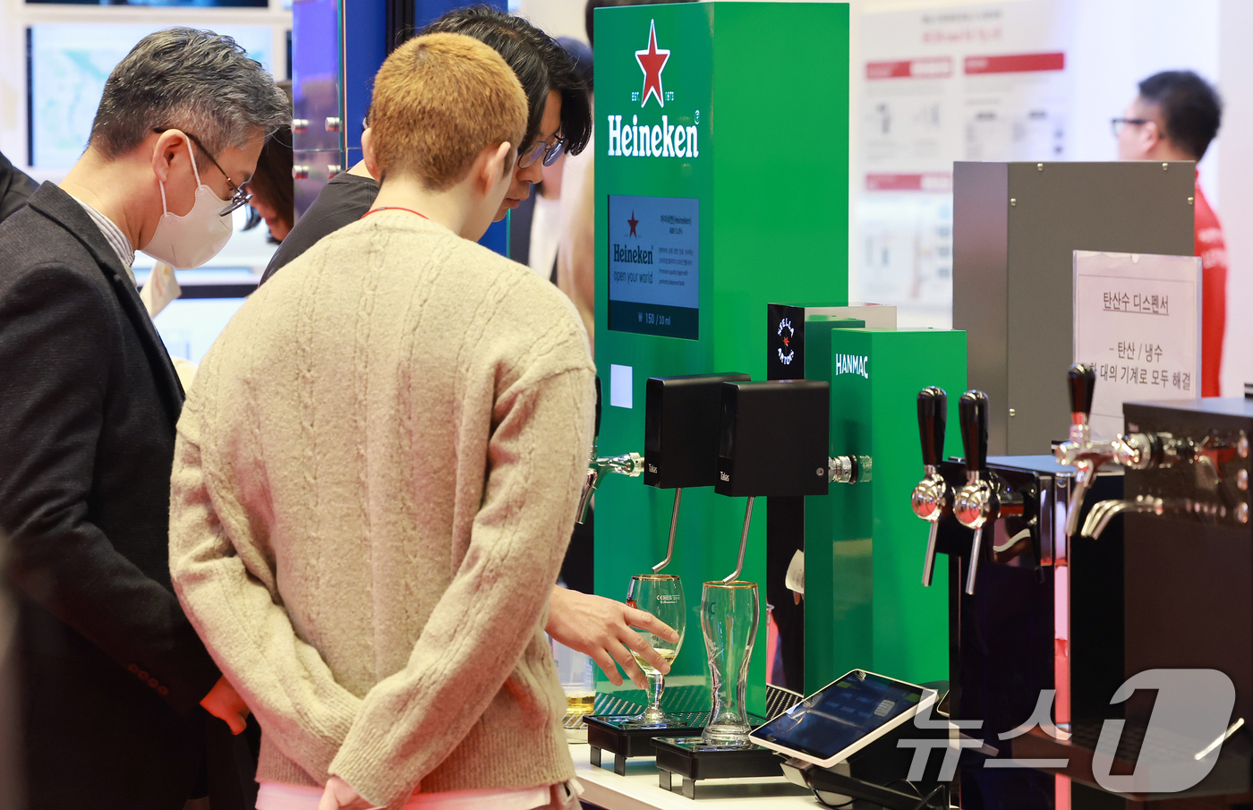 (서울=뉴스1) 김진환 기자 = 10일 서울 강남구 코엑스에서 열린 '2025 IFS 프랜차이즈 창업·산업 박람회'에서 참관객들이 부스를 둘러보며 창업 트렌드 및 정보를 얻고 있다 …