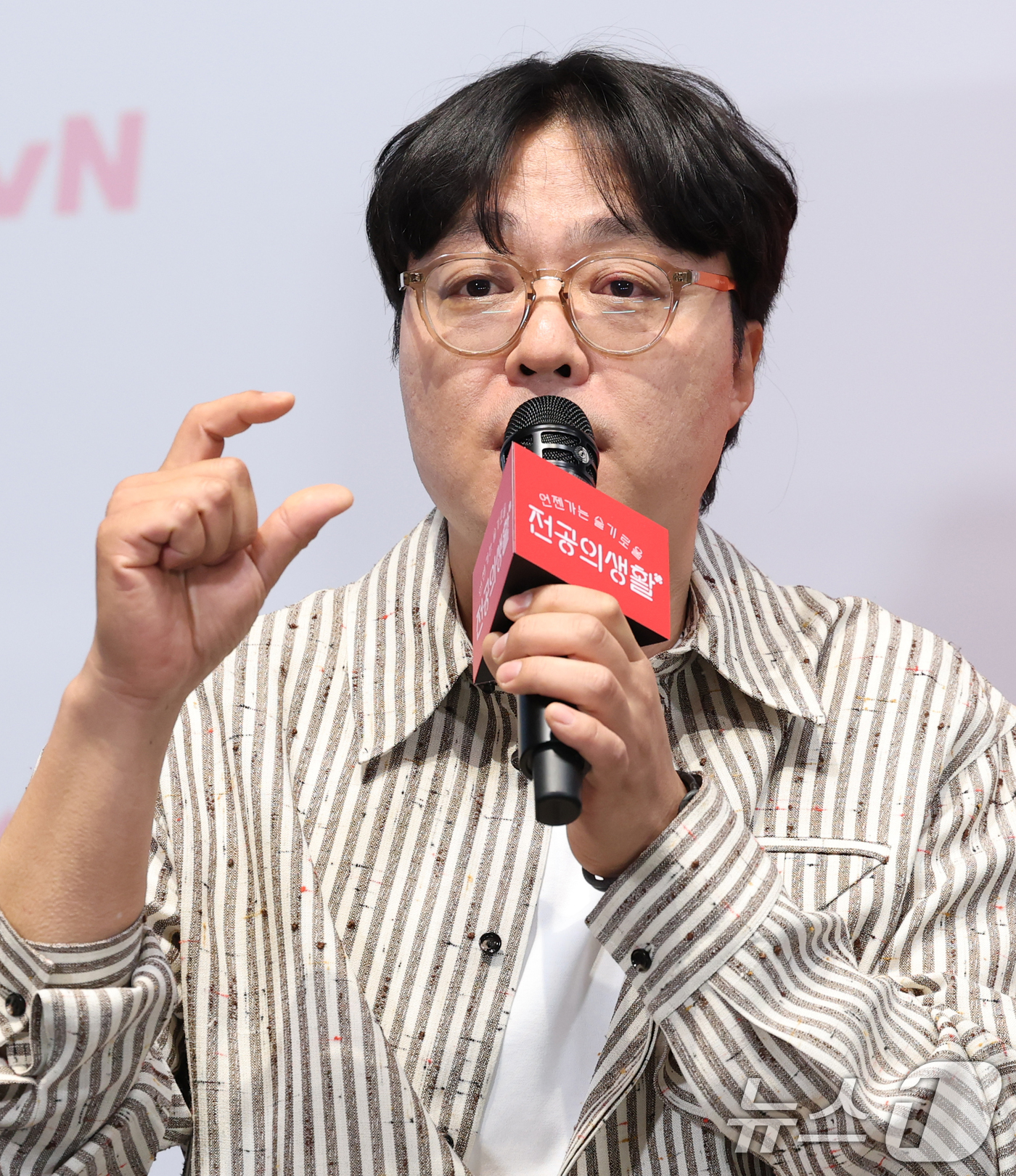 (서울=뉴스1) 권현진 기자 = 신원호 크리에이터가 10일 서울 구로구 라마다서울신도림호텔에서 열린 tvN 새 토일드라마 '언제가는 슬기로울 전공의생활' 제작발표회에서 인사말을 하 …