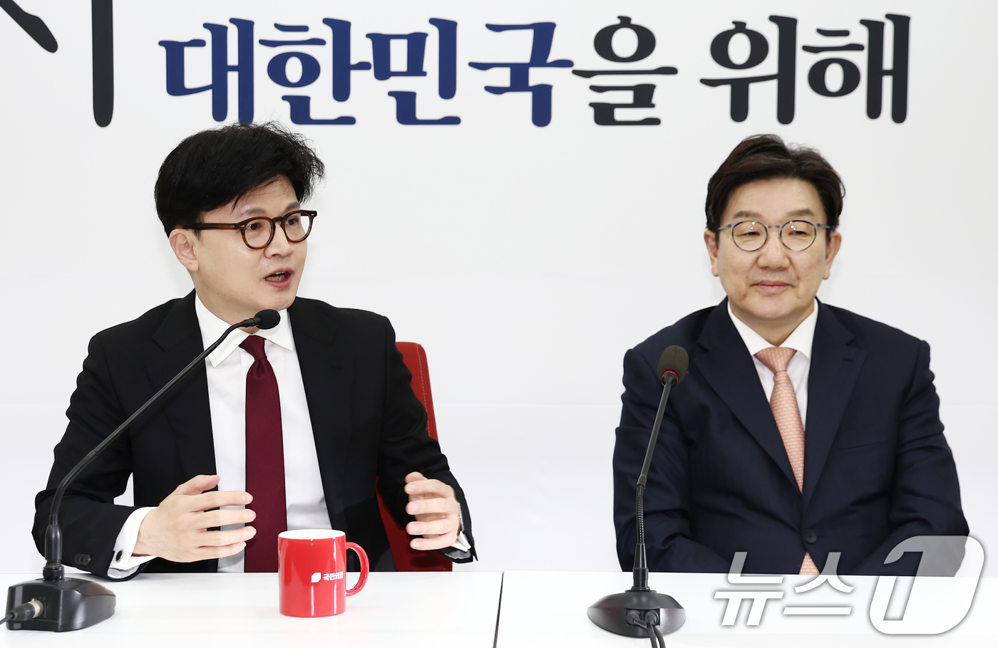 (서울=뉴스1) 김민지 기자 = 한동훈 국민의힘 전 대표가 10일 오후 서울 여의도 국회에서 권성동 원내대표와 면담을 하며 발언하고 있다. 2025.4.10/뉴스1