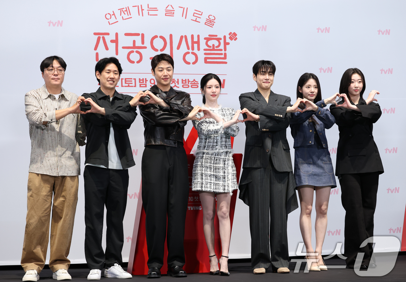 (서울=뉴스1) 권현진 기자 = 신원호 크리에이터(왼쪽부터)와 이민수 감독, 배우 정준원, 고윤정, 강유석, 신시아, 한예지가 10일 서울 구로구 라마다서울신도림호텔에서 열린 tv …