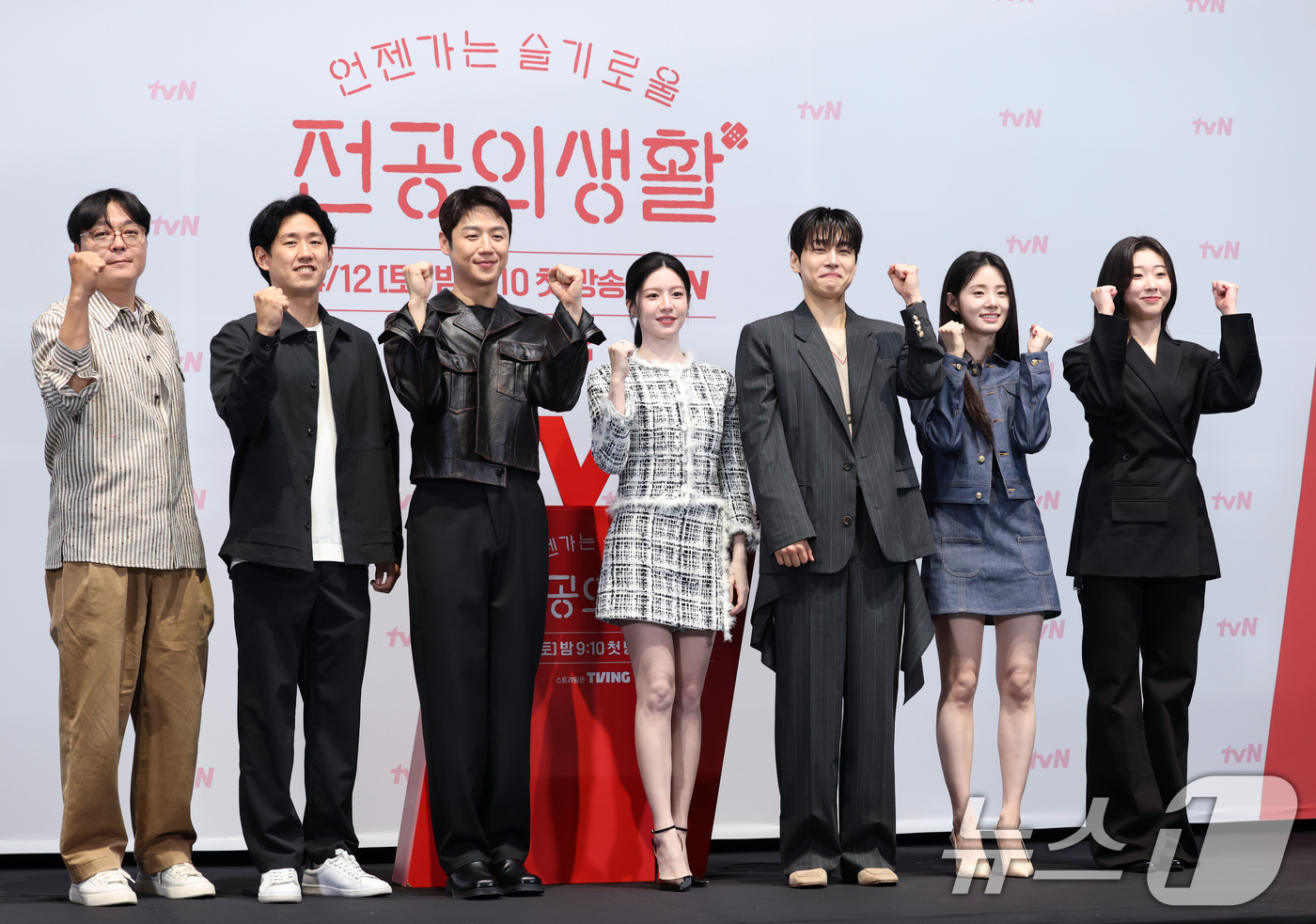 (서울=뉴스1) 권현진 기자 = 신원호 크리에이터(왼쪽부터)와 이민수 감독, 배우 정준원, 고윤정, 강유석, 신시아, 한예지가 10일 서울 구로구 라마다서울신도림호텔에서 열린 tv …