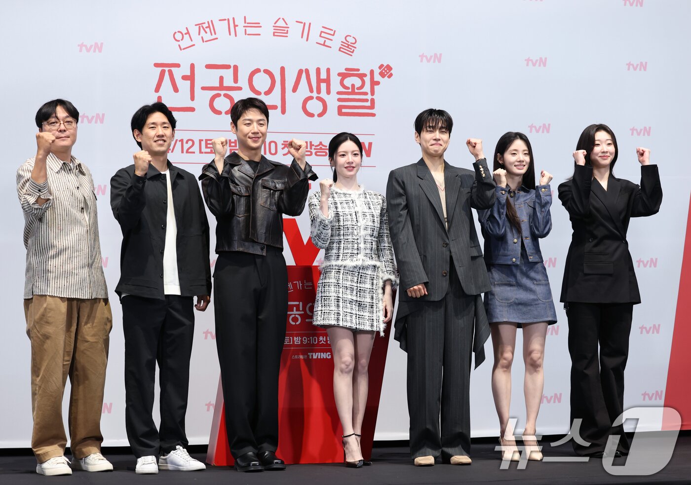 본문 이미지 - 신원호 크리에이터&#40;왼쪽부터&#41;와 이민수 감독, 배우 정준원, 고윤정, 강유석, 신시아, 한예지 ⓒ News1