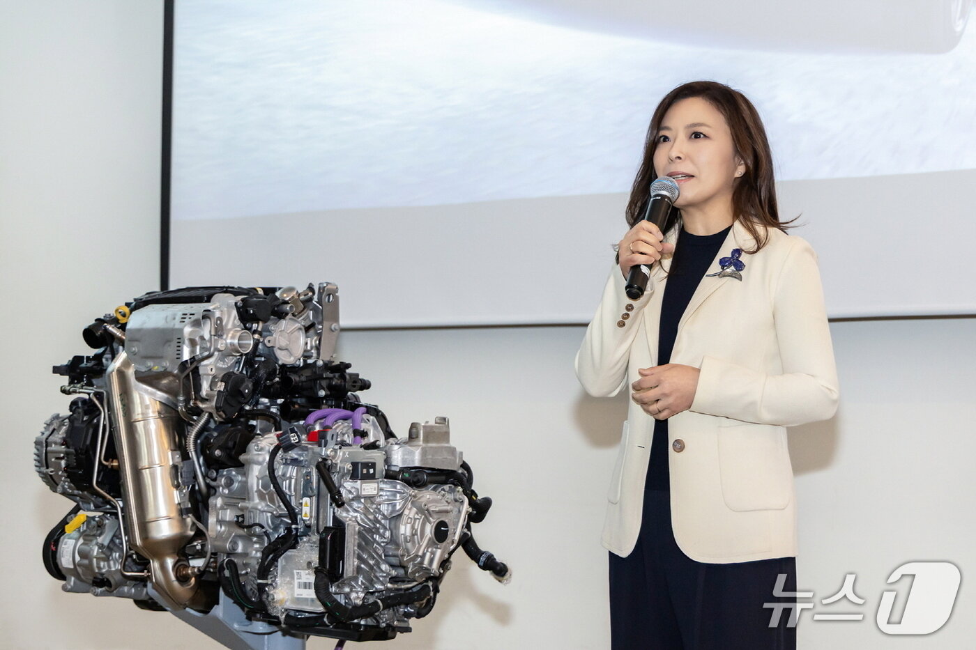 본문 이미지 - 푸조 308에 적용된 스마트 하이브리드를 소개하는 방실 스텔란티스 코리아 대표.&#40;스텔란티스 코리아 제공&#41;  