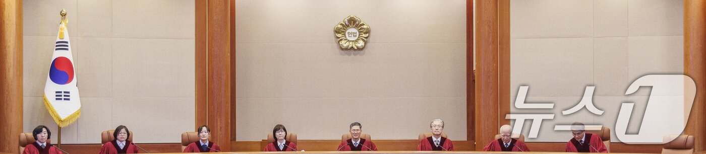 본문 이미지 - 문형배 헌법재판소장 권한대행을 비롯한 헌법재판관들이 10일 오후 서울 종로구 재동 헌법재판소에서 열린 박성재 법무부장관 탄핵 심판 선고를 위해 대심판정에 착석하고 있다. &#40;공동취재&#41; 2025.4.10/뉴스1 ⓒ News1 오대일 기자