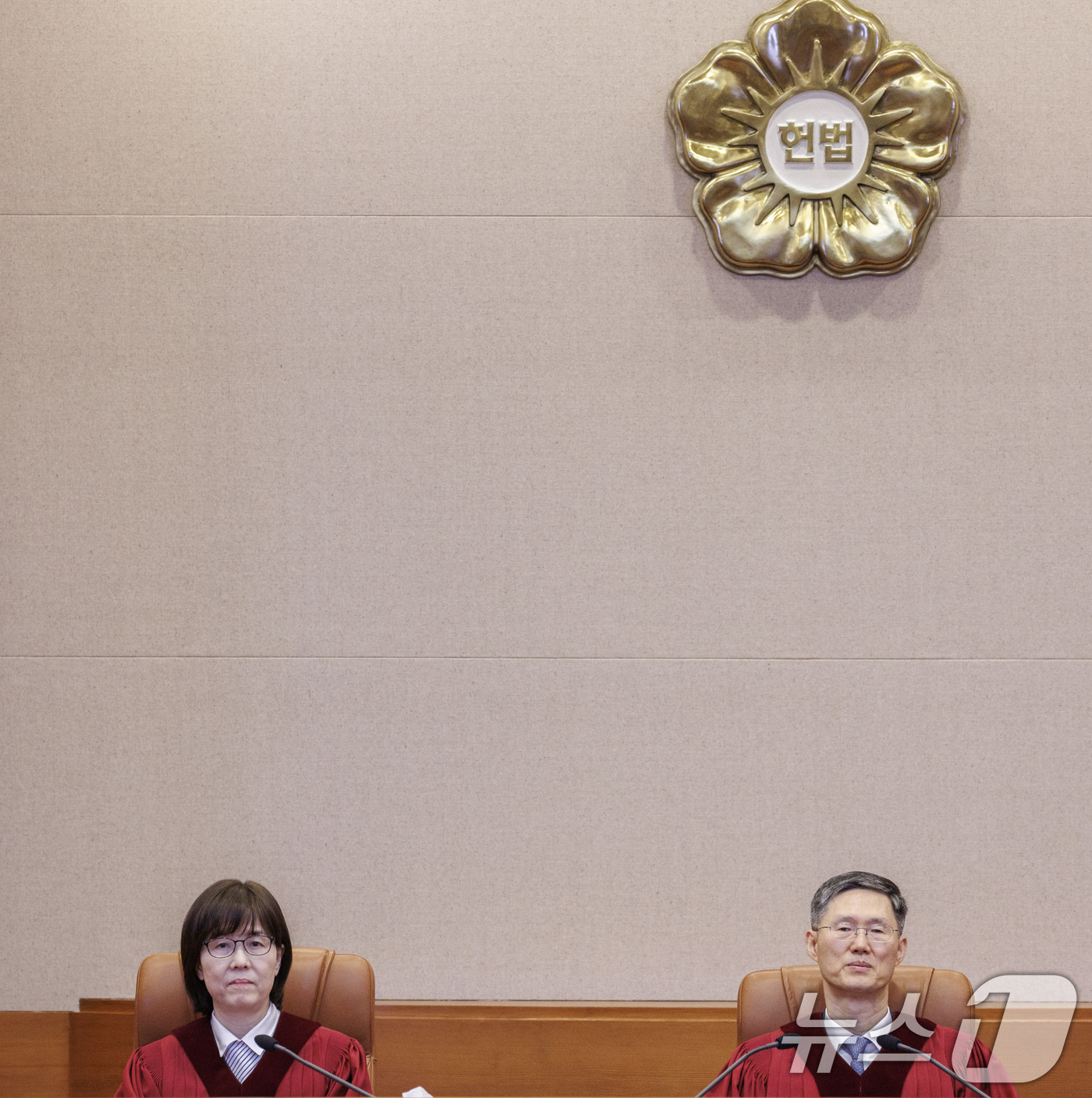 (서울=뉴스1) 오대일 기자 = 문형배(오른쪽) 헌법재판소장 권한대행과 이미선 헌법재판관이 10일 오후 서울 종로구 재동 헌법재판소에서 열린 박성재 법무부장관 탄핵 심판 선고를 위 …