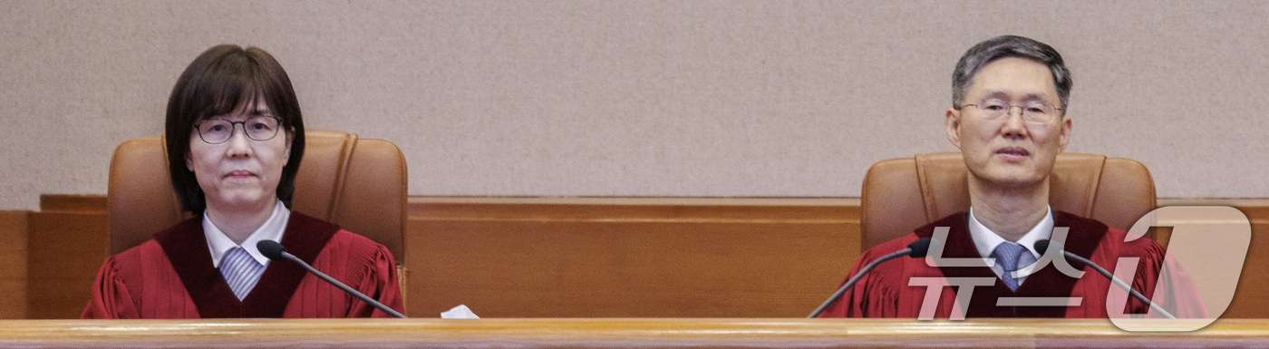 (서울=뉴스1) 오대일 기자 = 문형배(오른쪽) 헌법재판소장 권한대행과 이미선 헌법재판관이 10일 오후 서울 종로구 재동 헌법재판소에서 열린 박성재 법무부장관 탄핵 심판 선고를 위 …