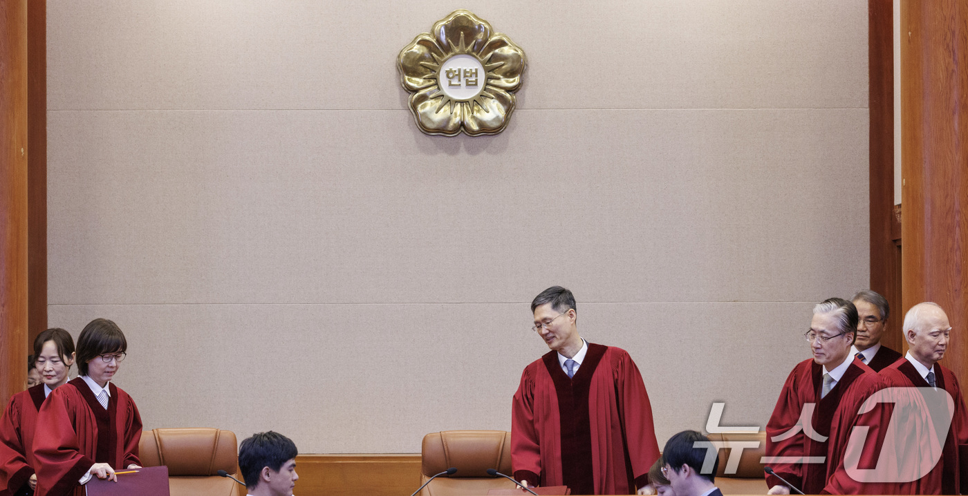 (서울=뉴스1) 오대일 기자 = 문형배 헌법재판소장 권한대행을 비롯한 헌법재판관들이 10일 오후 서울 종로구 재동 헌법재판소에서 열린 박성재 법무부장관 탄핵 심판 선고를 위해 대심 …