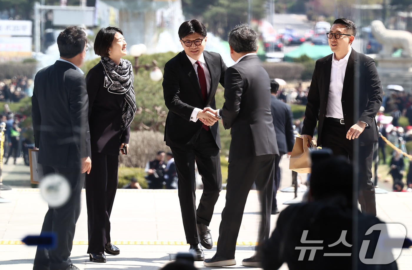 (서울=뉴스1) 김민지 기자 = 한동훈 국민의힘 전 대표가 10일 오후 서울 여의도 국회에 도착해 박정하, 한지아 의원 등과 인사하고 있다. 2025.4.10/뉴스1