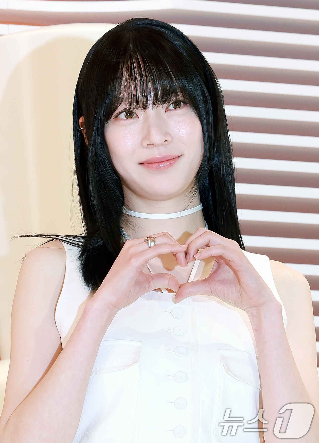 (서울=뉴스1) 김진환 기자 = 배우 공승연이 10일 서울 송파구 롯데 에비뉴엘 잠실점 더 크라운에서 열린 글로벌 럭셔리 뷰티 브랜드 설화수 윤조에센스 팝업스토어 오픈 포토월에 참 …