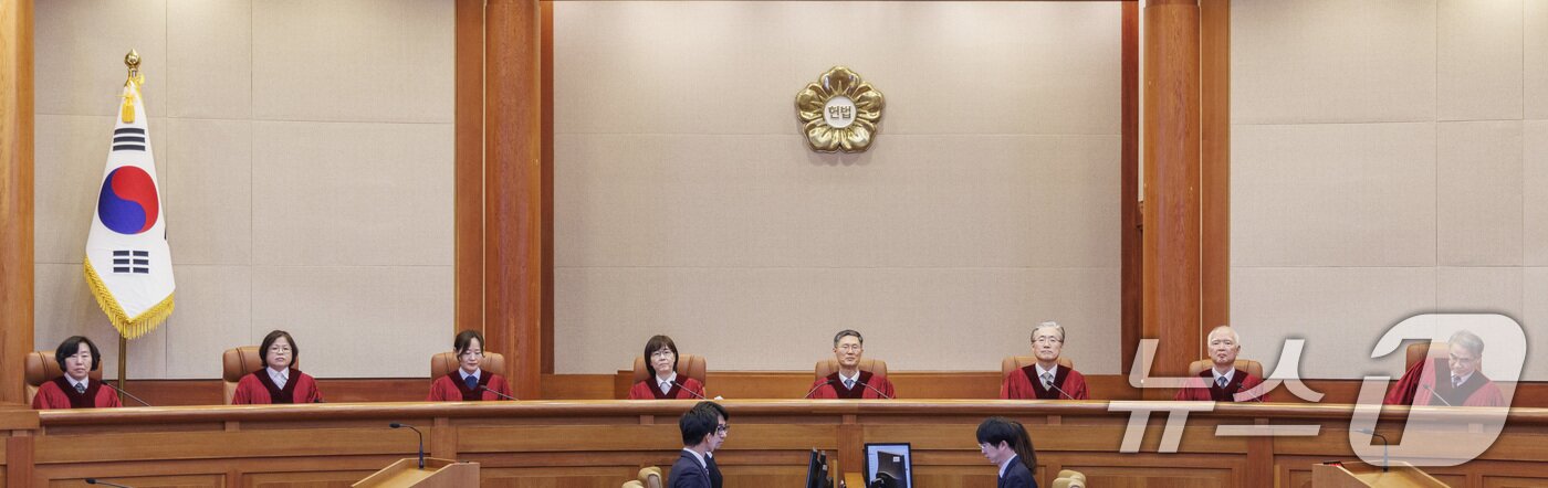 본문 이미지 - 문형배 헌법재판소장 권한대행을 비롯한 헌법재판관들이 10일 오후 서울 종로구 재동 헌법재판소에서 열린 박성재 법무부장관 탄핵 심판 선고를 위해 대심판정에 착석하고 있다. &#40;공동취재&#41; 2025.4.10/뉴스1 ⓒ News1 오대일 기자