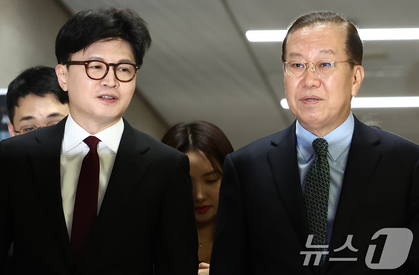 (서울=뉴스1) 김민지 기자 = 권영세 국민의힘 비상대책위원장과 한동훈 전 대표가 10일 오후 서울 여의도 국회에 도착해 면담을 하기 위해 함께 이동하고 있다. 2025.4.10/ …