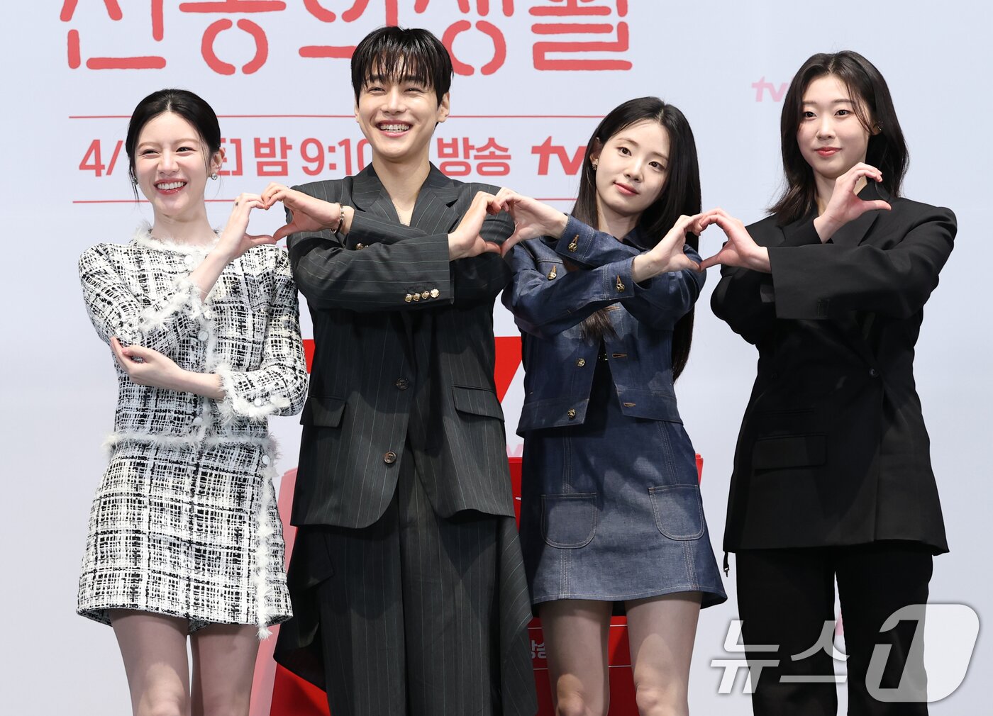 본문 이미지 - 배우 고윤정(왼쪽부터)과 강유석, 신시아, 한예지가 10일 서울 구로구 라마다서울신도림호텔에서 열린 tvN 새 토일드라마 '언제가는 슬기로울 전공의생활' 제작발표회에서 포즈를 취하고 있다. '언젠가는 슬기로울 전공의생활'은 의사 생활을 꿈꾸는 레지던트들이 입덕부정기를 거쳐 성장해 나가는 과정을 담은 '슬기로운 의사생활' 스핀오프 드라마다. 2025.4.10/뉴스1 ⓒ News1 권현진 기자