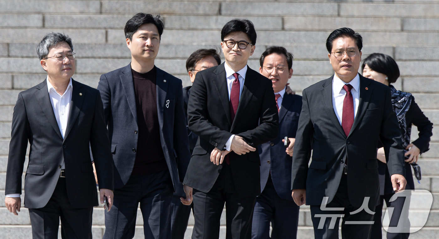 (서울=뉴스1) 이재명 기자 = 한동훈 국민의힘 전 대표가 10일 오후 서울 여의도 국회에서 제21대 대통령선거 출마 선언 기자회견에 참석하기 위해 발걸음을 옮기고 있다. 2025 …