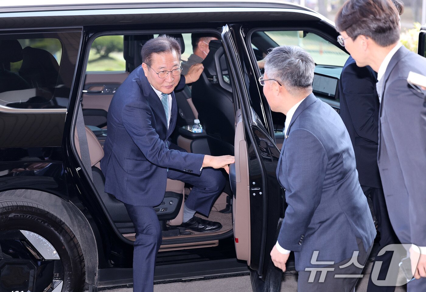 본문 이미지 - 탄핵안 기각으로 직무 복귀한 박성재 법무부 장관이 10일 경기 과천 법무부 청사로 출근하고 있다. 2025.4.10/뉴스1 ⓒ News1 박지혜 기자