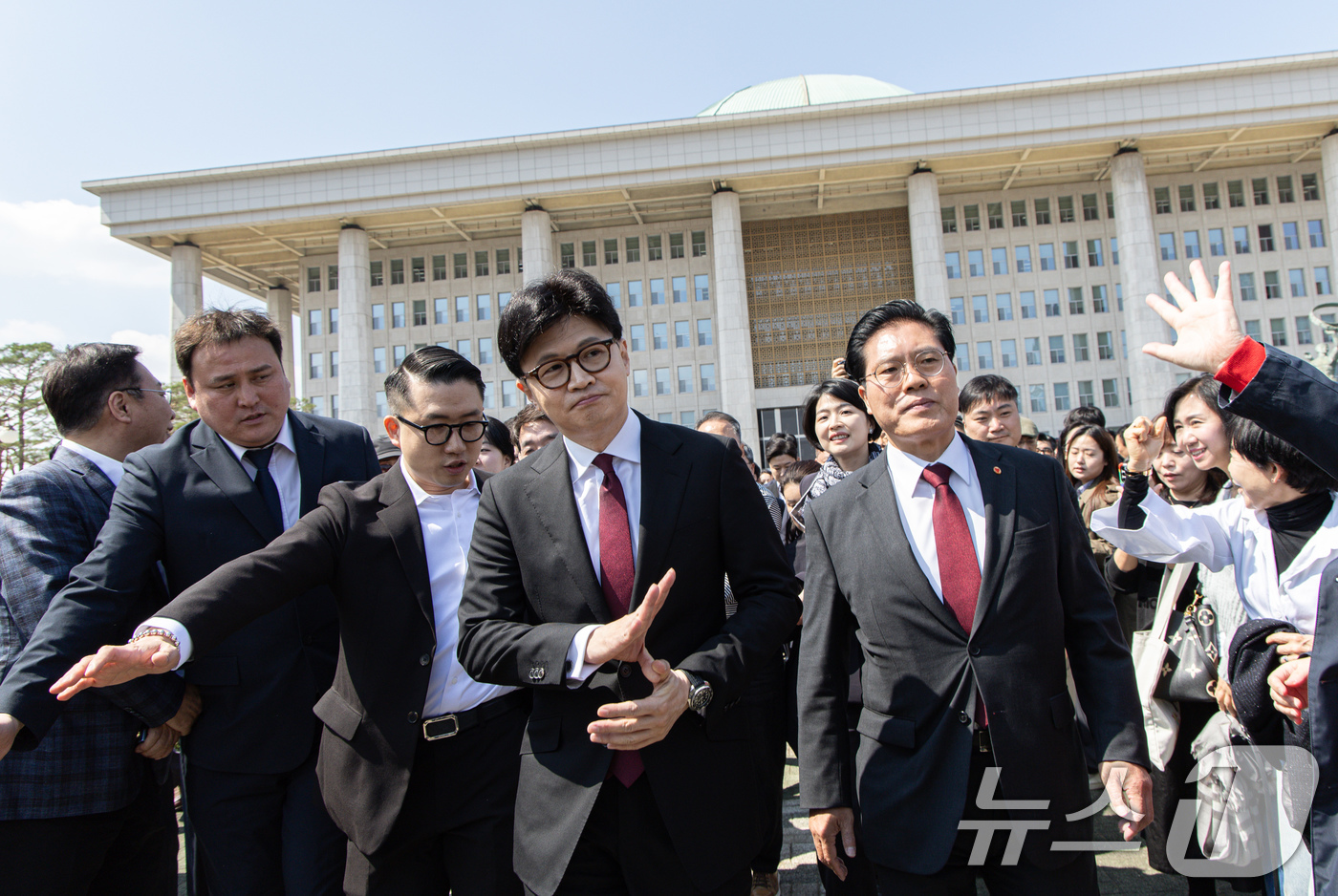 (서울=뉴스1) 이재명 기자 = 한동훈 국민의힘 전 대표가 10일 오후 서울 여의도 국회에서 제21대 대통령선거 출마 선언 기자회견에 참석하기 위해 발걸음을 옮기고 있다. 2025 …